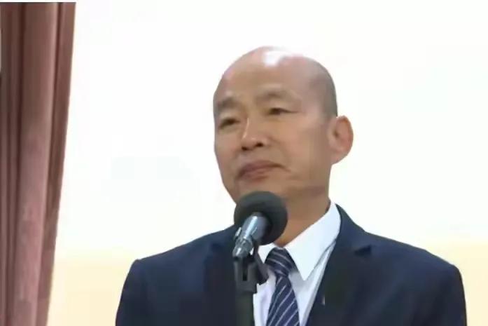 韩国瑜发飙引质疑，傅崐萁2度回应棋高一着，郑丽文已出手？
8月11日，韩国瑜在蓝