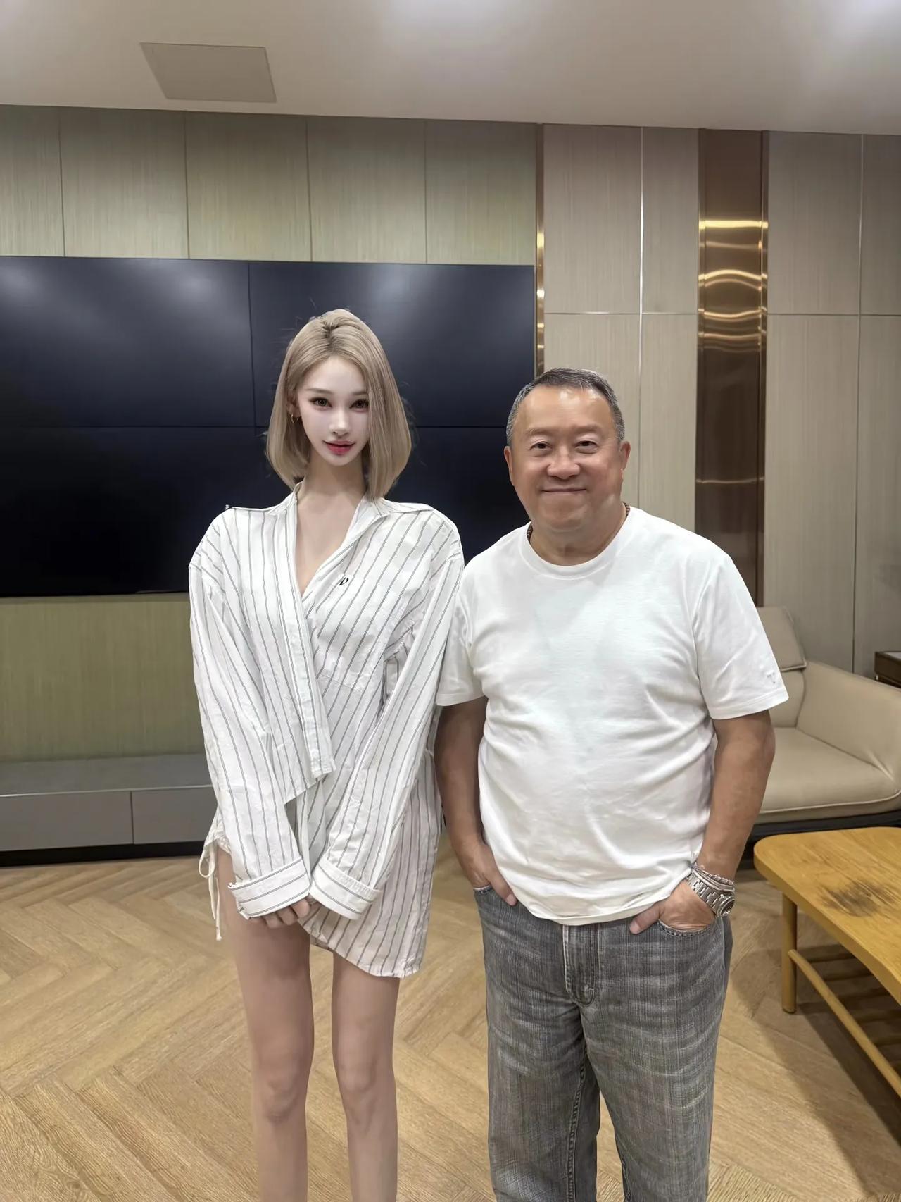 72岁曾志伟和美女合照，他看起来又胖了不少，整个人好圆润，一脸笑嘻嘻，心情似乎很