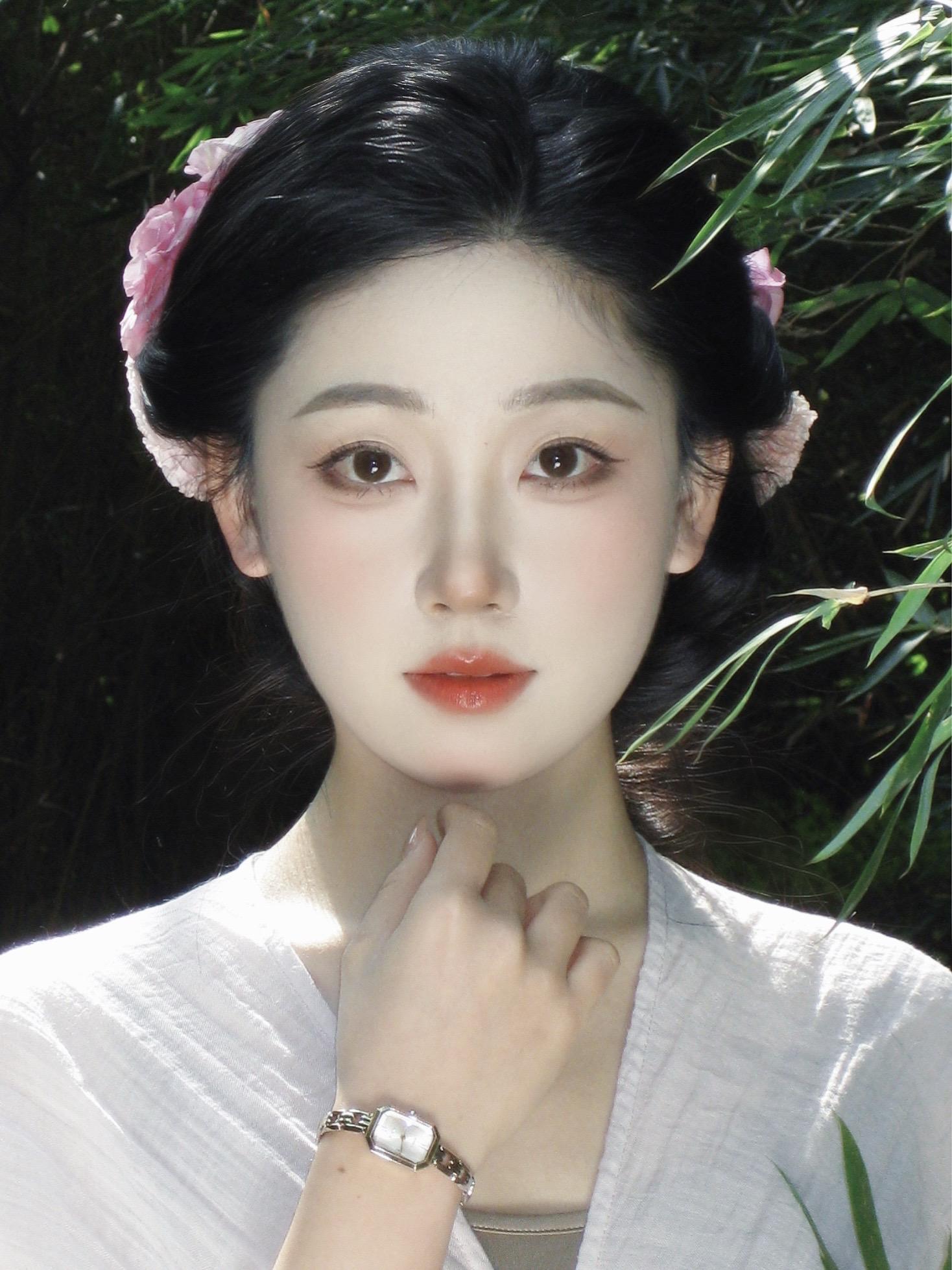 一扇桃花窗，将春意私藏。