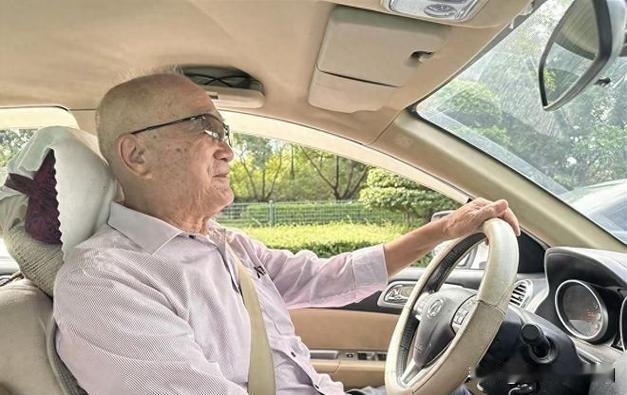 90岁老人的自驾传奇：23年游遍全国

90岁的陈爷爷，堪称自驾界的传奇人物。2