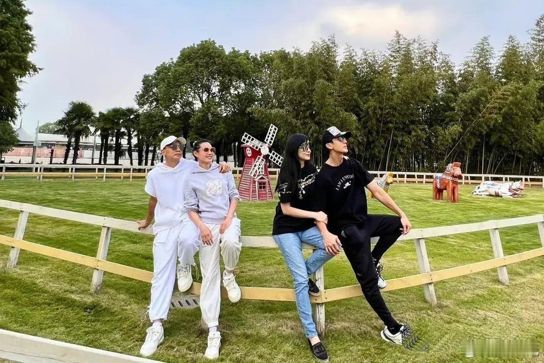 刘畊宏和吴尊两家人又一起出游了，比家人来往还频繁，看来交情是真的好啊！ ​​​