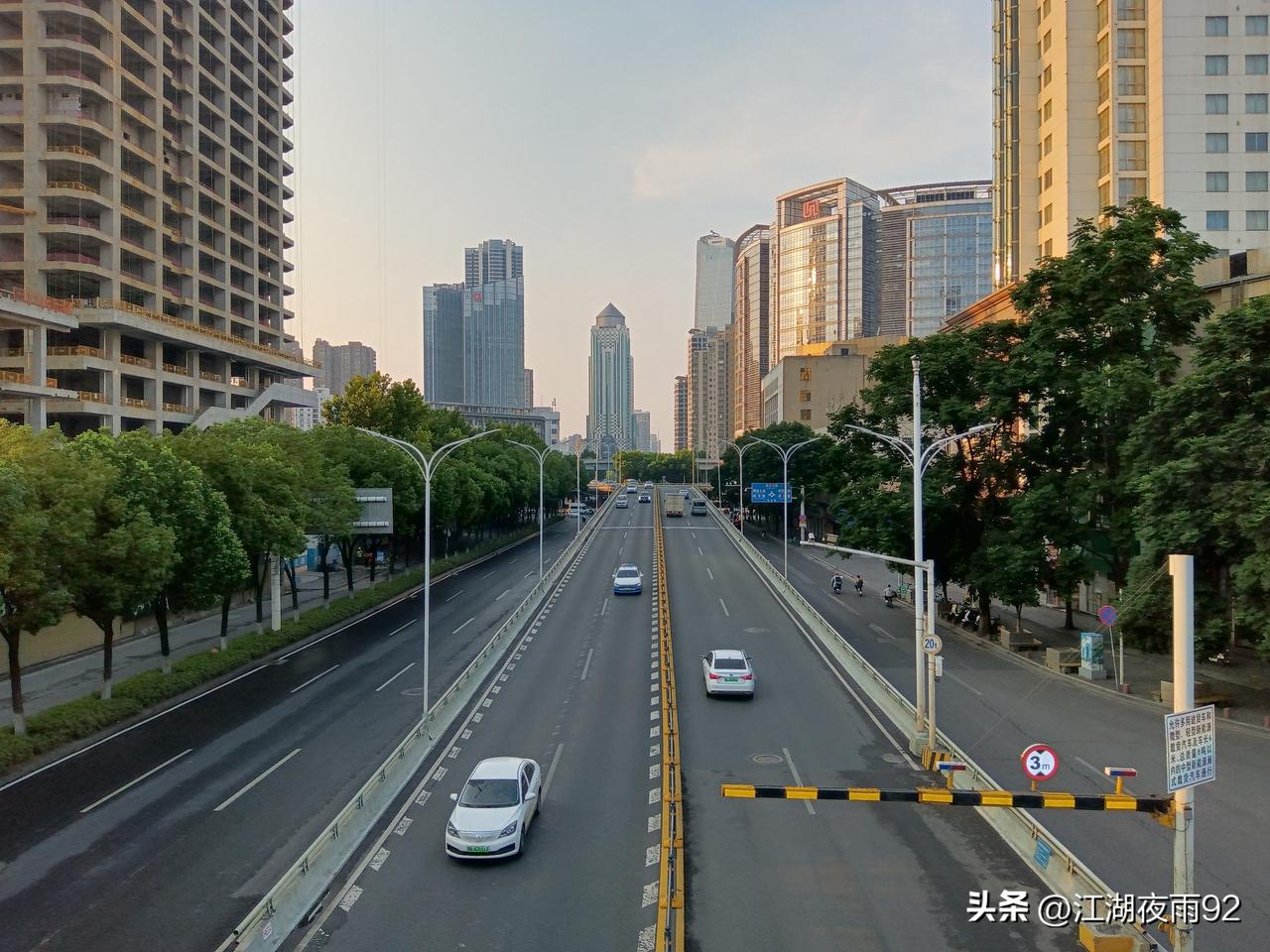 八旬母亲听好友去广州看病了，说自己也想去，我便带母亲去了武汉同济医院。
母亲念叨
