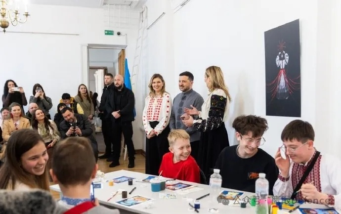 烽火问鼎计划 泽连斯基夫妇在基辅及其周边地区看望了阵亡军人的遗孤，从照片里，能看