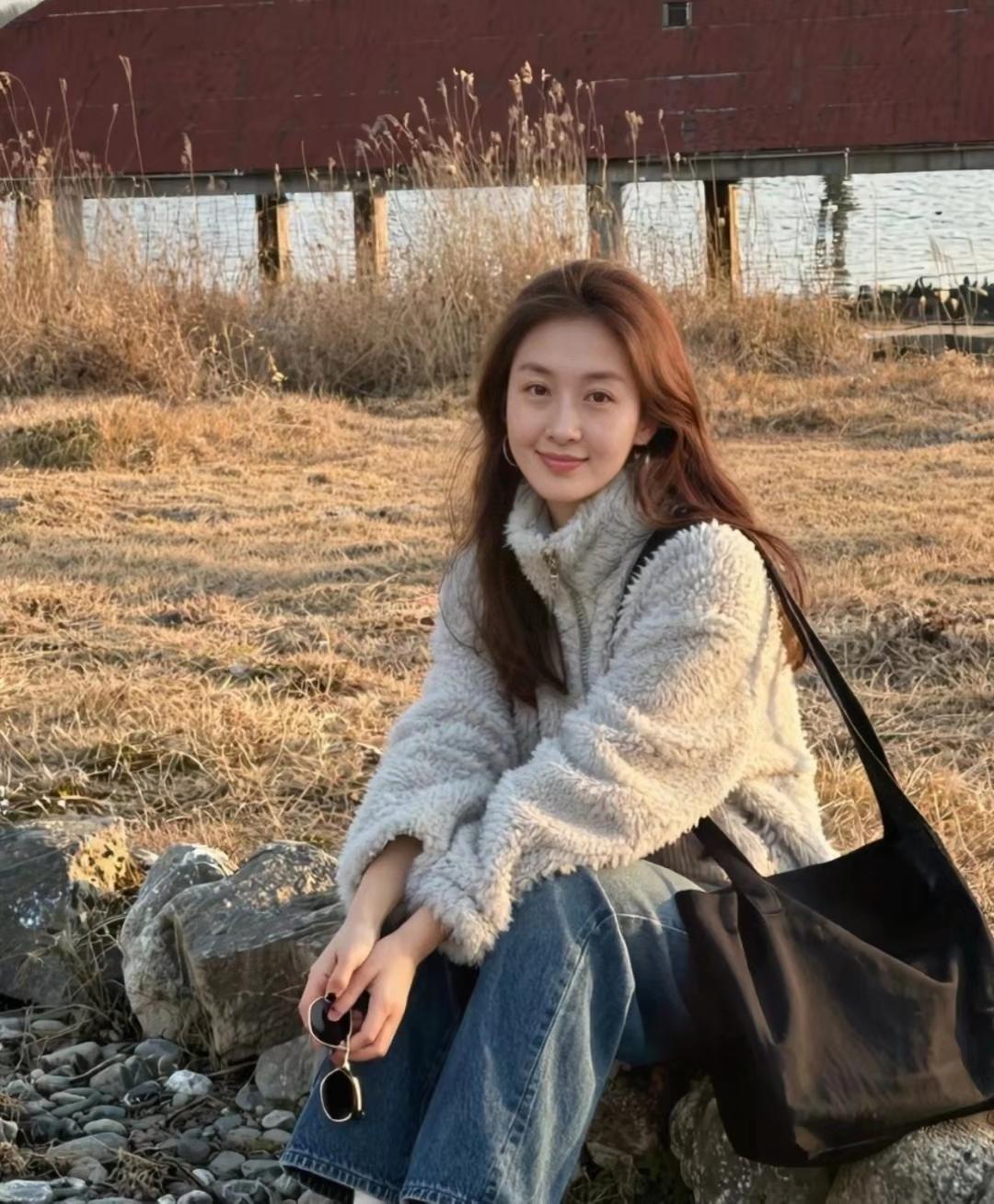 上联：绒衣映日暖融意
下联：牛仔随风闲淡姿