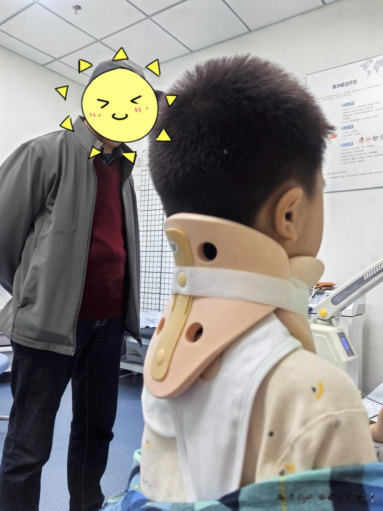 中国的爷爷奶奶都是努力托举儿孙！


今天上午带着大孙子小柚子去做颈部理疗，前面