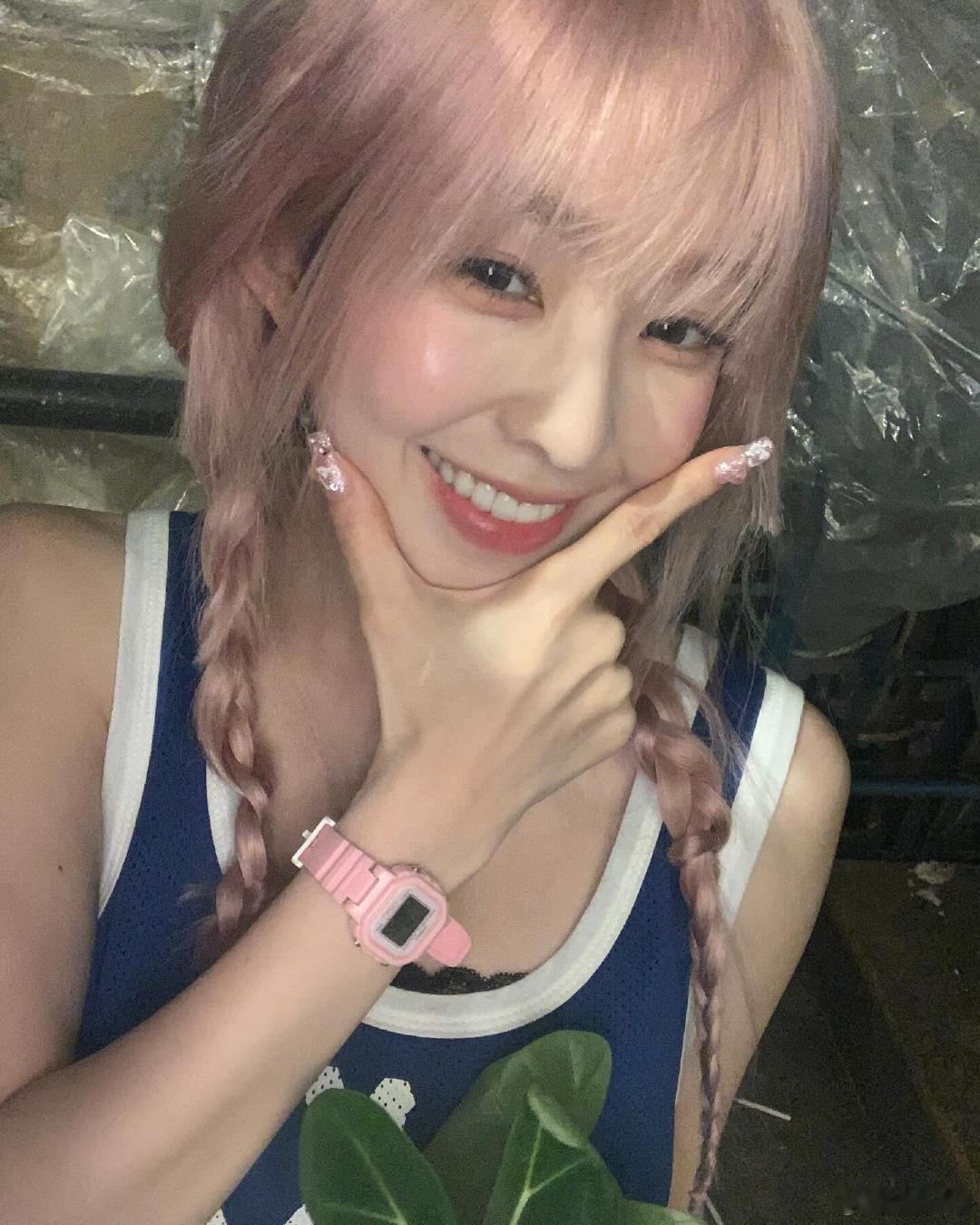 裴珠泫七夕自拍裴珠泫七夕晒粉发自拍，太好看了吧此女。裴珠泫粉发自拍照 ​​​
