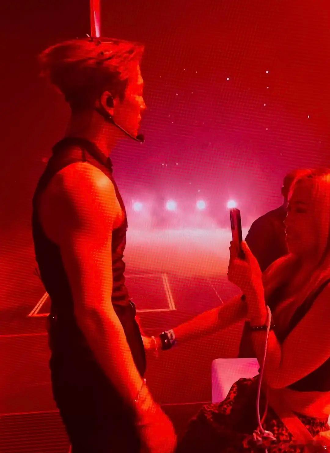 王嘉尔以前在何老师节目里看着挺懵懂无知的，现在咋变成这样了。。。 