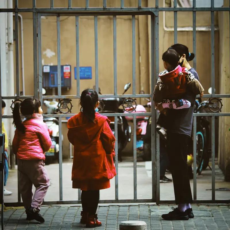 私生子带来的恶果可不少。从家庭层面看，会严重破坏原有家庭的和谐。比如某富豪有了私