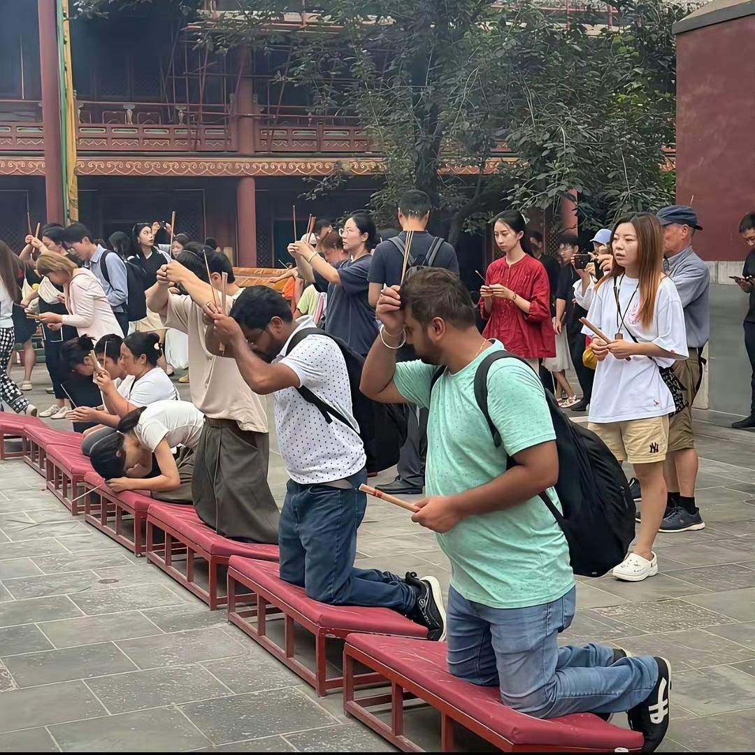 印度人来中国学会了拜佛，一群印度学着中国人样子烧香拜佛。

不少来华旅行的印度游