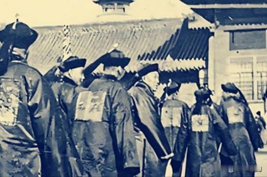 1896年，二月的某一天。光绪皇帝要在颐和园召见官员，恽毓鼎必须在凌晨四点之前赶