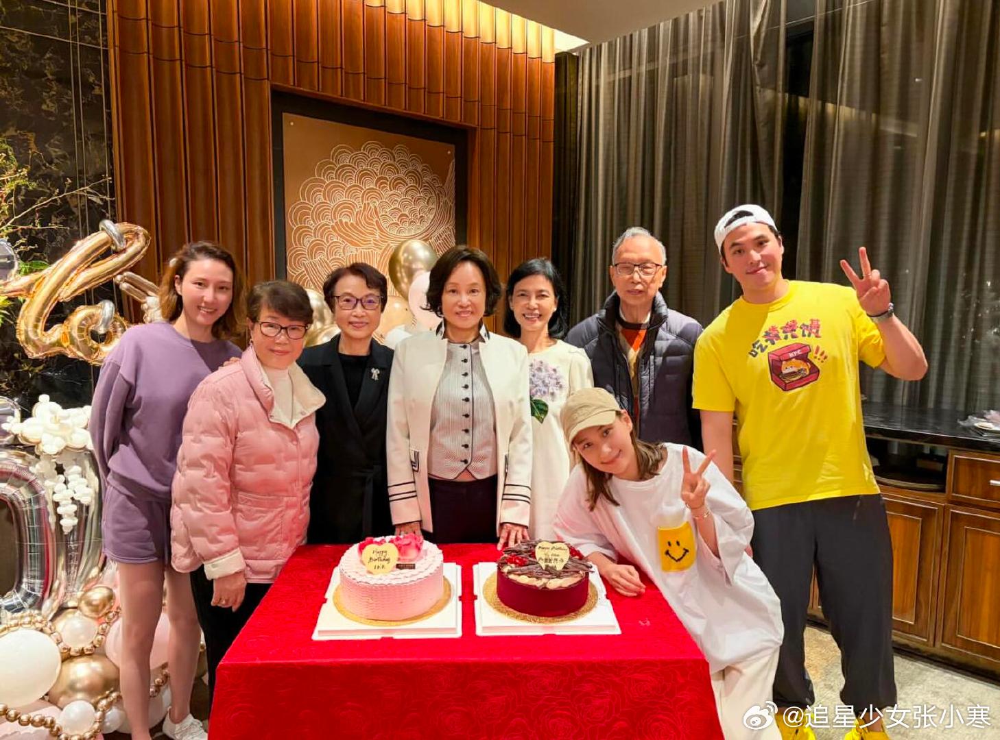 何超莲一家为妈妈庆生何超莲一家为妈妈三太陈婉珍庆生，感觉三太精气神不如前几年了。