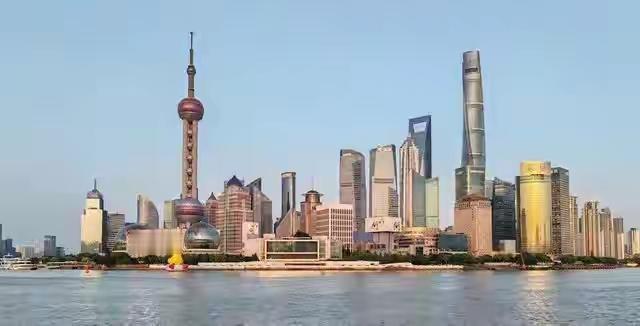我一个北京人，去上海坐2块钱轮渡，居然晕船了。晕的不是船——是这座城市怎么可以不