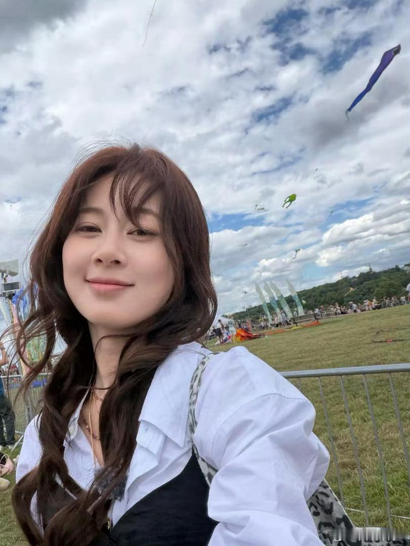 赵昭仪古早美女感赵昭仪伦敦放风筝plog忙完工作享受片刻闲暇～赵昭仪和工作室在伦