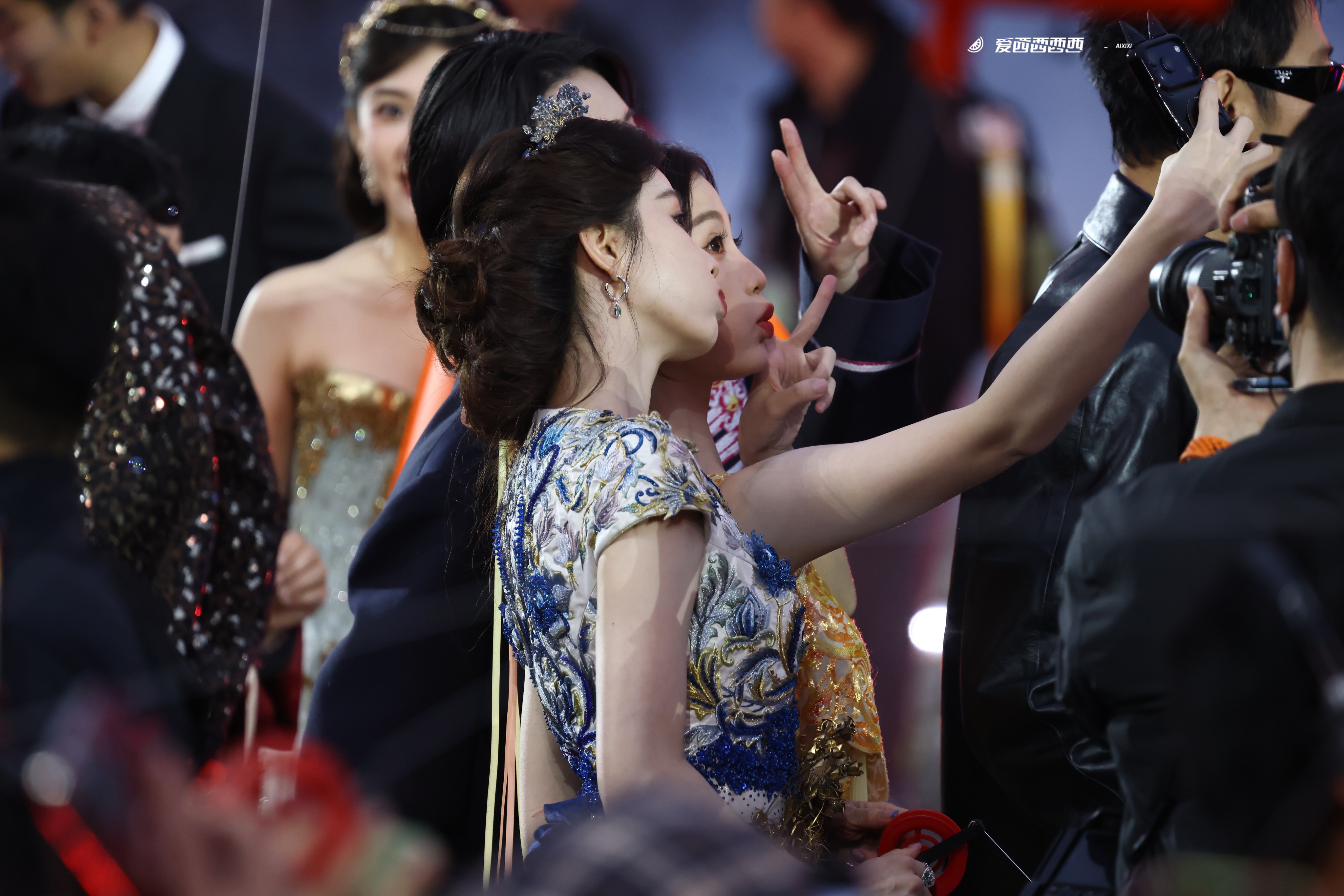 虞书欣梦回凌妙妙 前方亲友掉落一张纯生图的虞书欣自拍进行时。😘太萌了这个书欣?