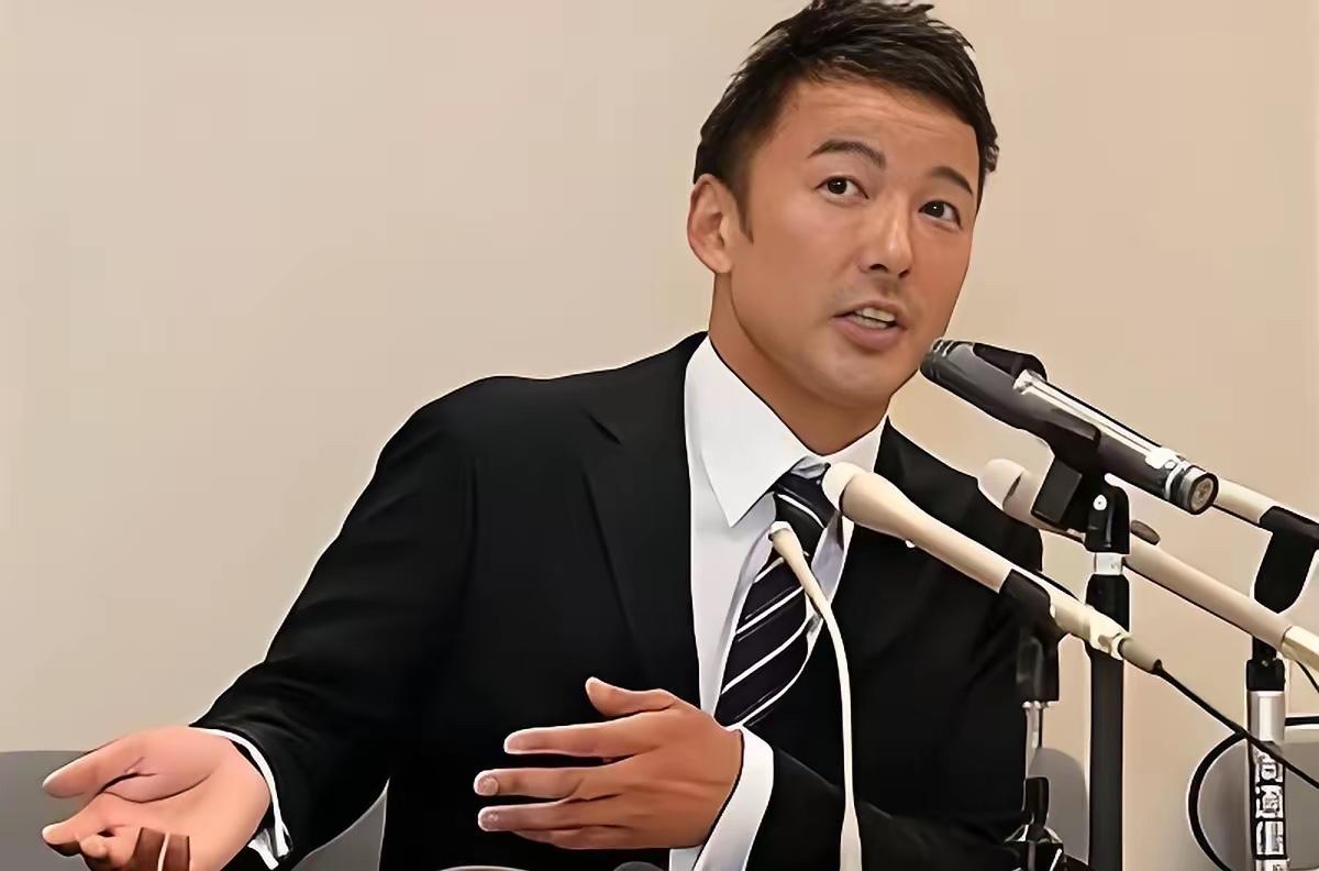 日本国会，山本太郎举起一张巨幅图纸，上面密密麻麻全是红色弧线，从中国直指日本全境