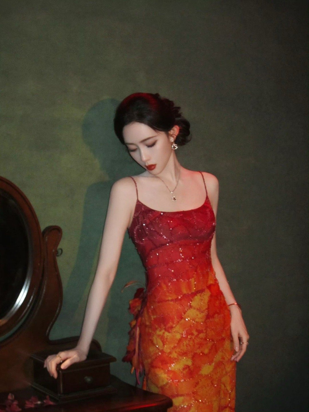 孟子义红锦鲤神女造型 红与金的碰撞，在孟子义身上绽放出双倍惊艳！红裙是她故事感的