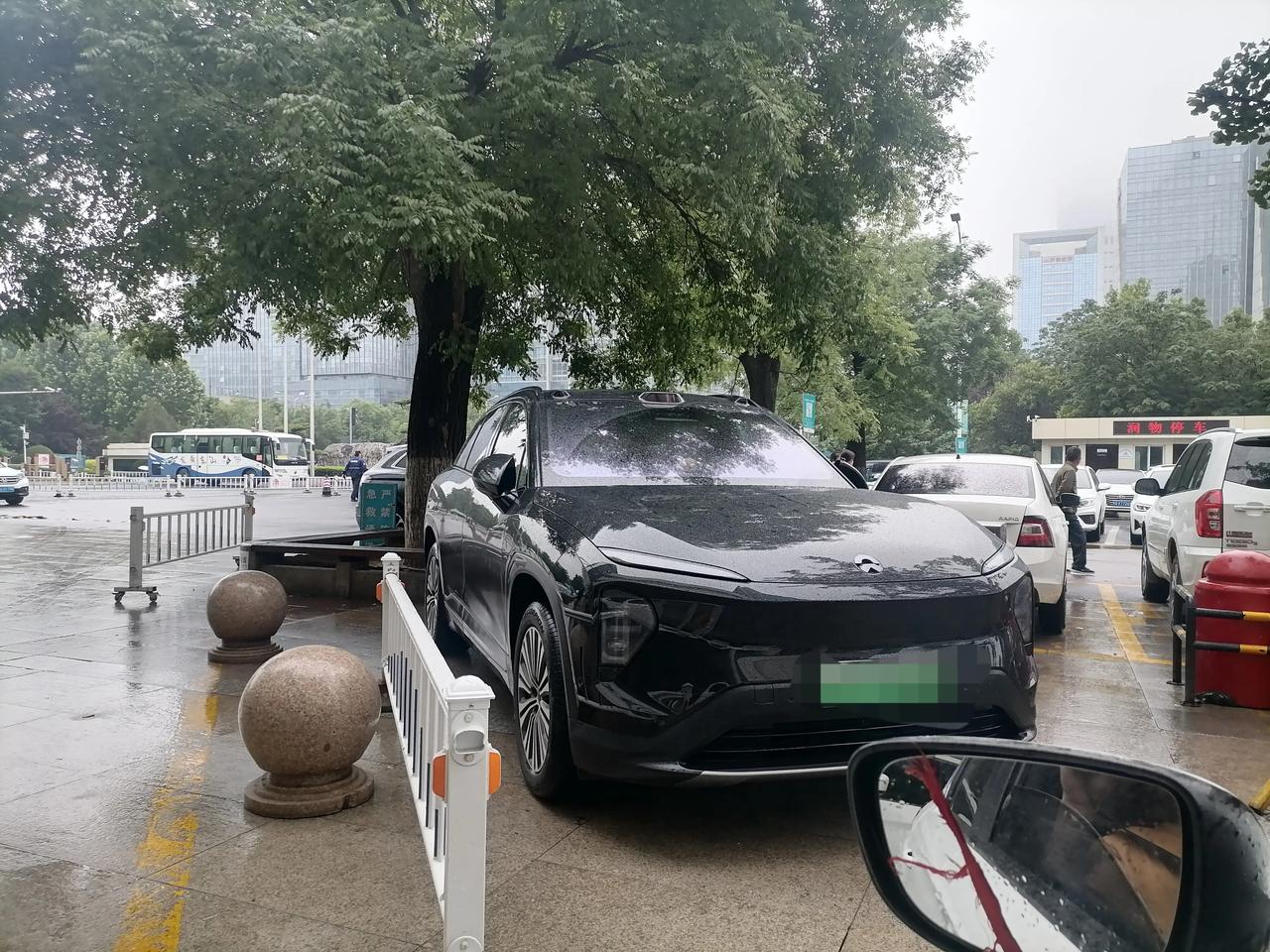 怪我眼拙，没看出这是哪款车？停在角落里，感觉很低调。