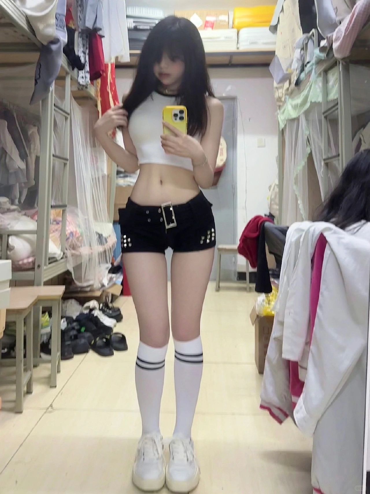 $_$很多人拿的照片..