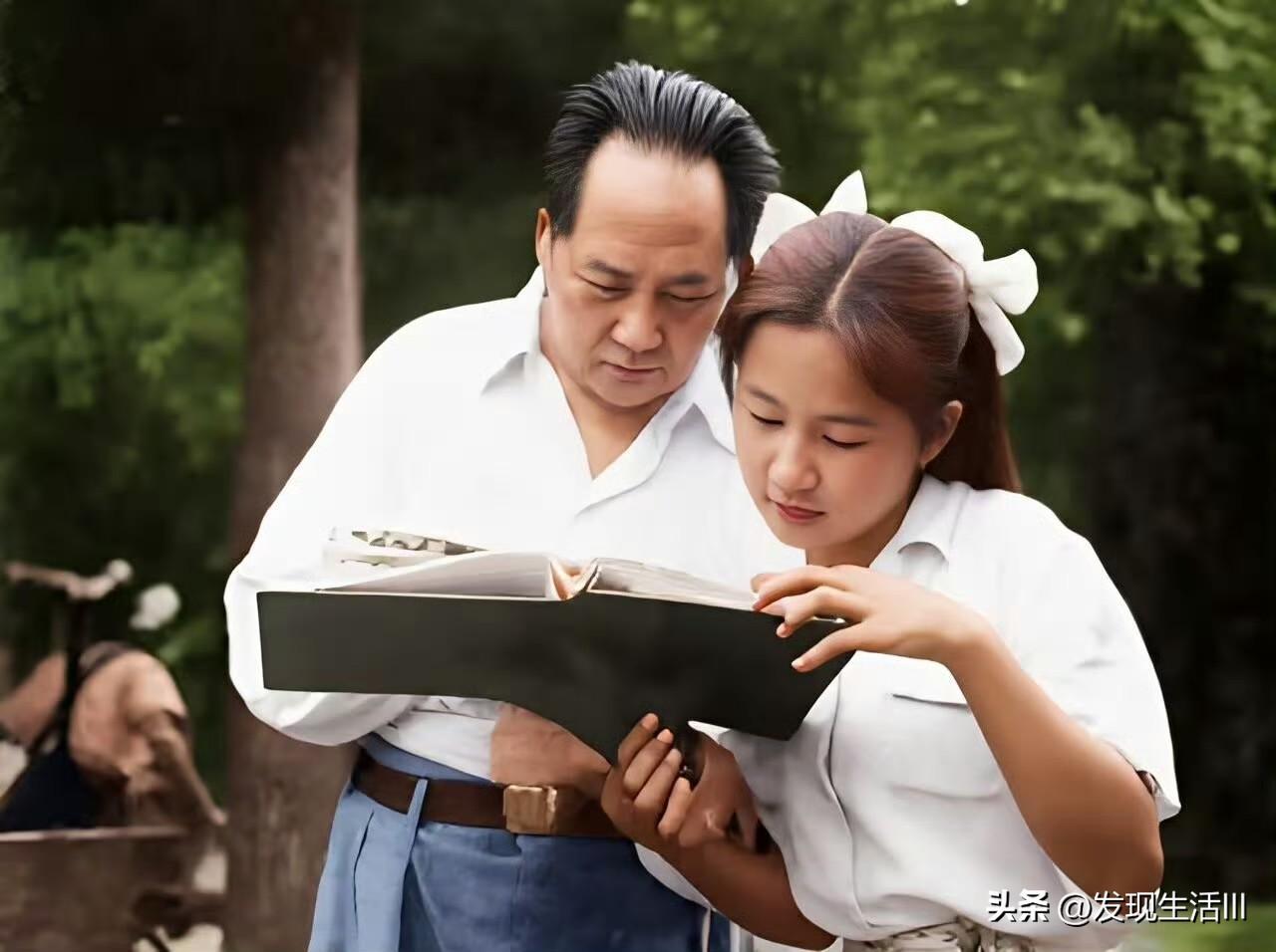 毛主席分别和李敏、李讷、毛岸英三个孩子的合影，画面亲切、温馨而又生动，这些老照片