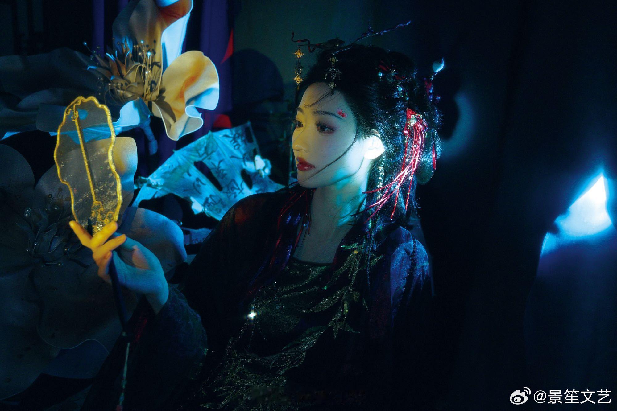 杨雨潼彼岸花拟人 谁能拒绝杨雨潼这组写真的魅力？告别白鹤淮的明媚，她把彼岸花的凌