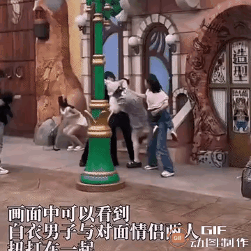 迪士尼打架后续来了，情侣二打一，孩子妈妈被推坐地，警方通报来了。

在充满欢声笑