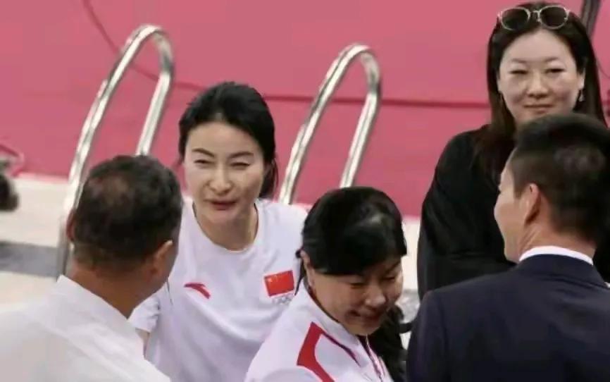 伏明霞的现在的“肥”真的就是失败吗？
首先得说伏明霞和以前比确实是胖了不少，不能