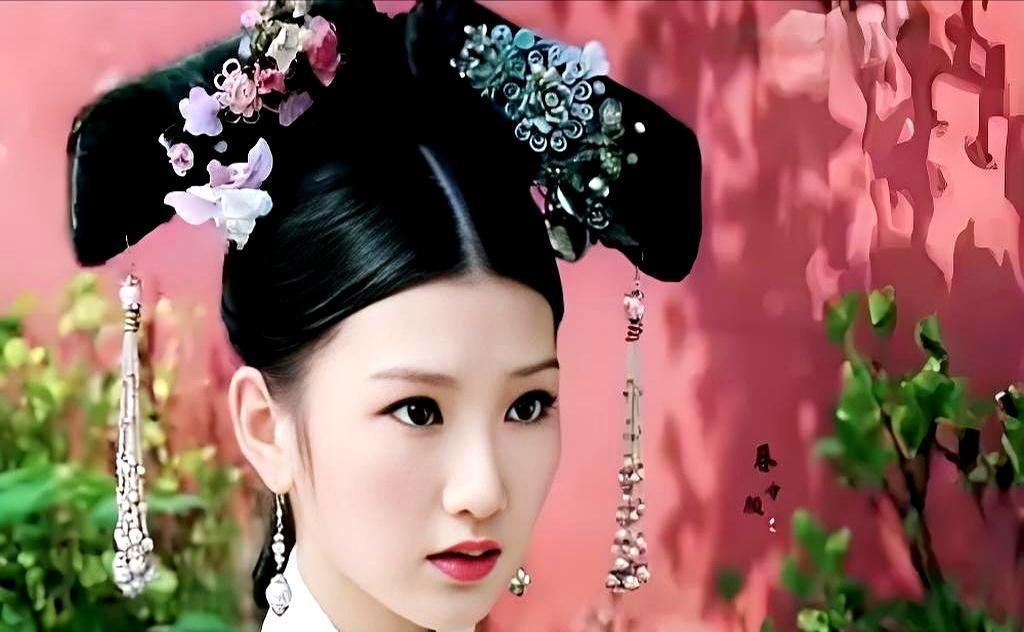 儿子写情书给爹的妃子，爹发现后，把妃子杀了。
死的不是写情书的儿子，是收到情书的