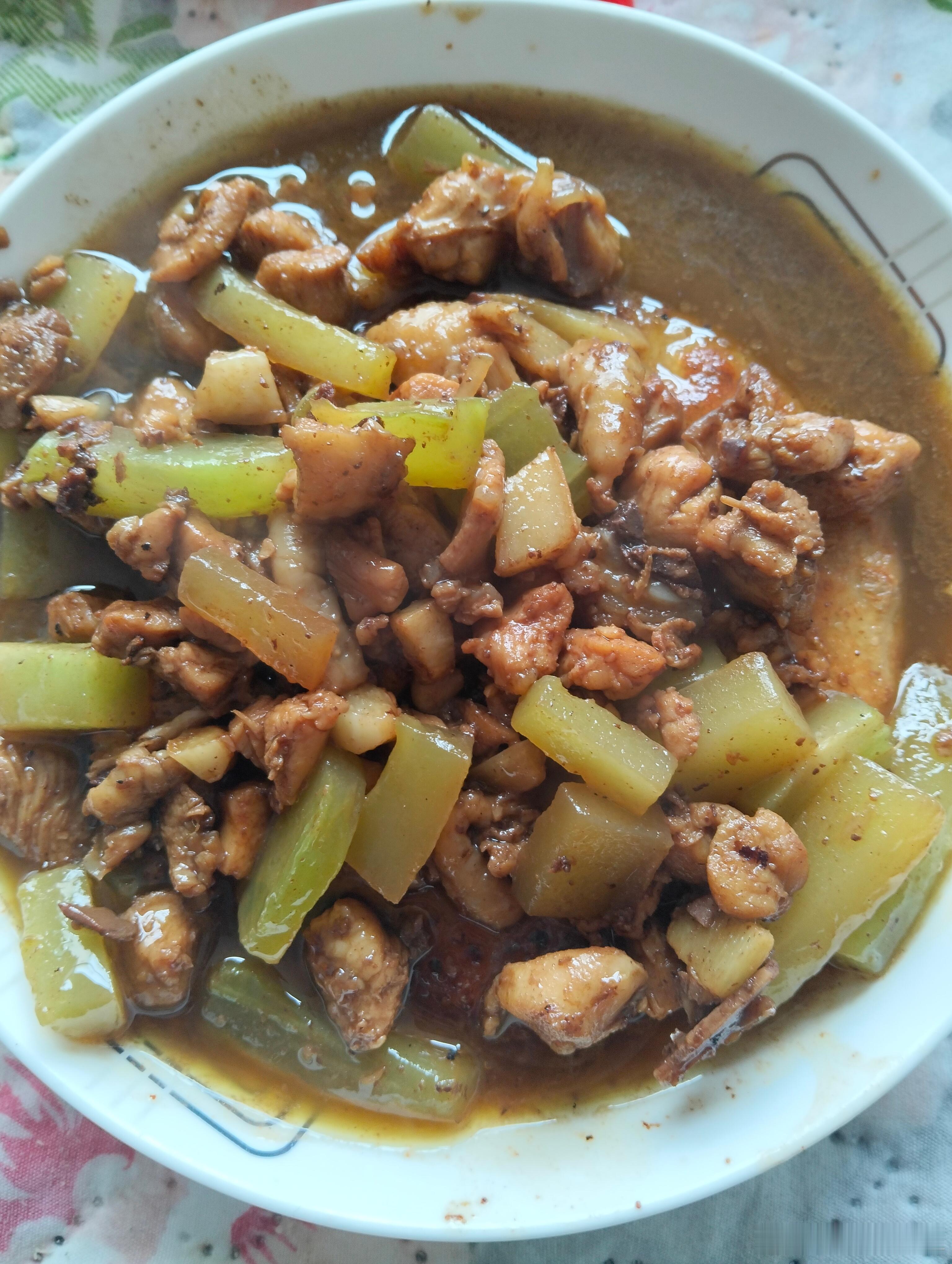 一个人的午餐，简简单单，这两天降温了，又把我的棉袄穿上了，我怕感冒 