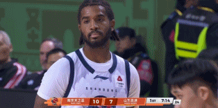 双双离场！山东外援克里斯再吃技犯被罚下 主教练怒摔西装直接驱逐

北京时间1月4