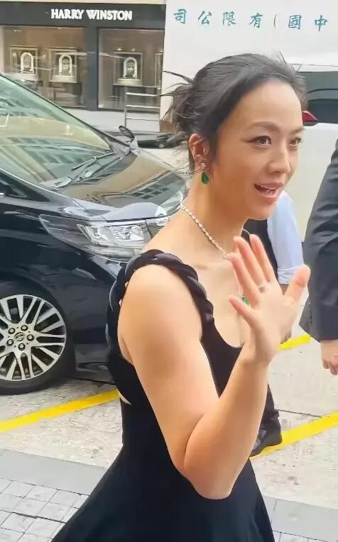 汤唯街头被拍，网友称其“泯然众人”
其实汤唯状态也还可以，就是年龄大了点，新陈代