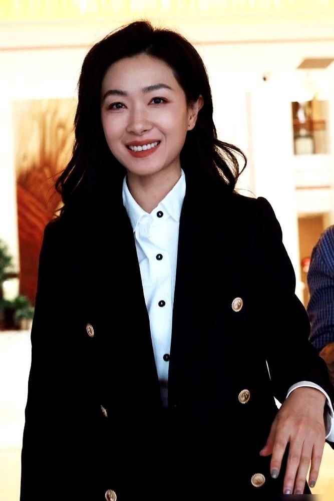 圈里真正的“飒”，不是凹造型，而是敢对潜规则说“不”。

当年有位女演员，拒绝了