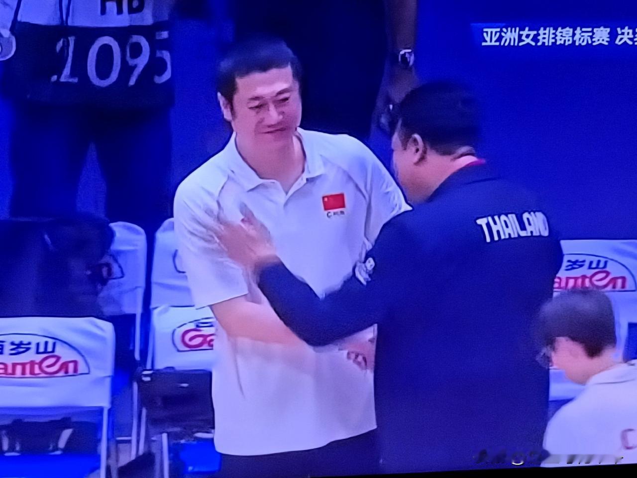 很遗憾！中国女排2-3输给了泰国女排，没有拿下直通奥运会门票，这真是没想到的事。
