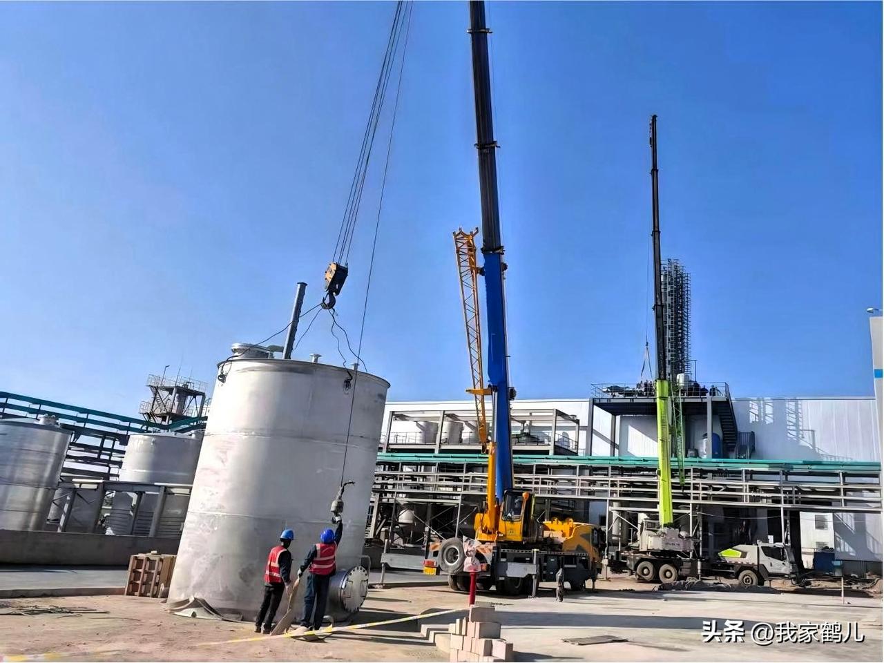 石化集团森洋隆泰公司年产2000吨催化剂及副产建设项目（一期）生产车间里洋溢着热