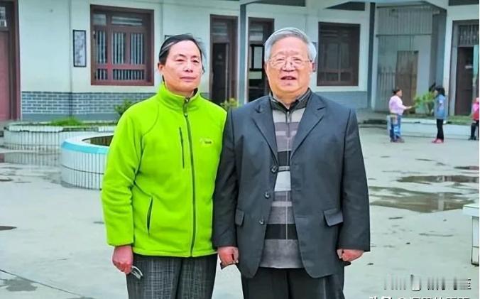 人间有真情！退休后的外交官夫妇，本该享受悠闲生活，妻子却在电视上——看到年轻乡村