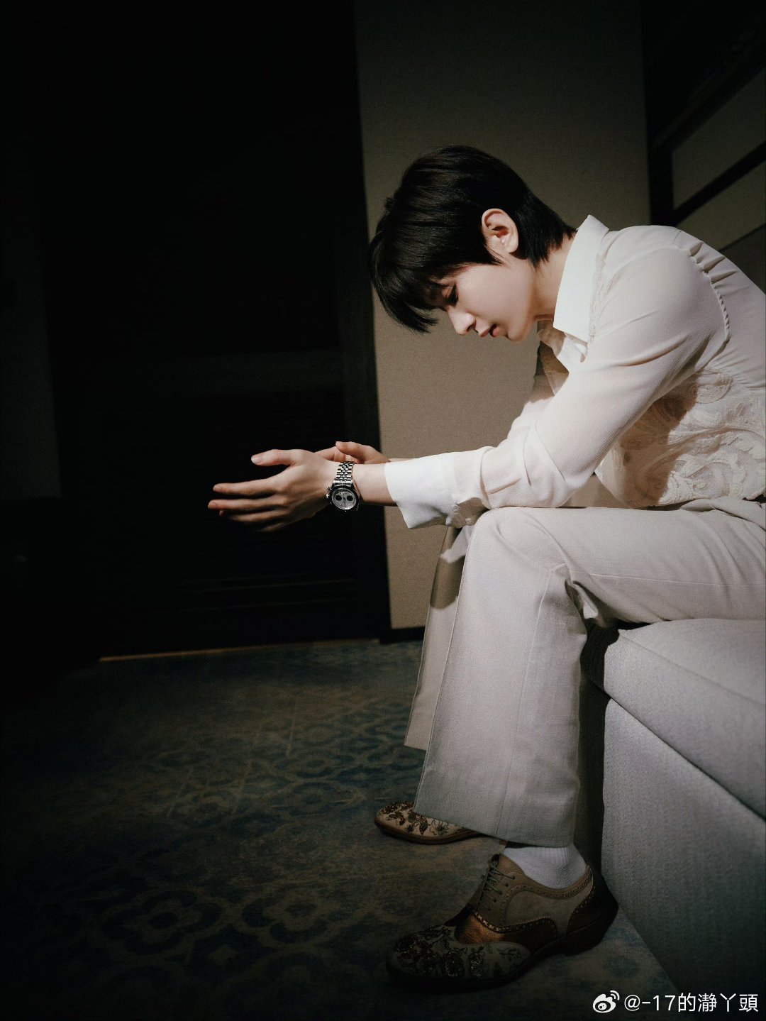 成毅赴山海cy成毅明月高悬夜空，眼下是春天。我想起了你，内心是完整的。成毅｜赴山