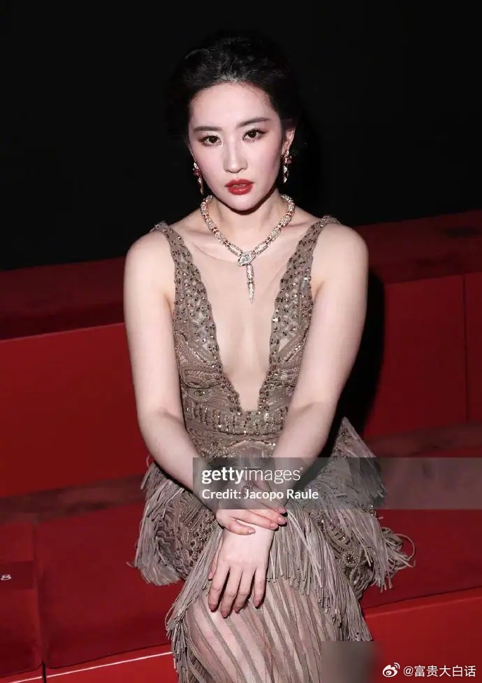 刘亦菲这次宝格丽现场生图网友截图狂嘲：“手臂粗壮”，“虎背熊腰毁仙气”，“去年游