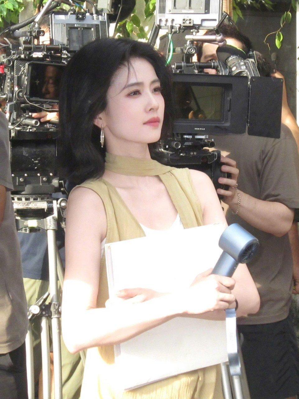 开到荼蘼白鹿杀青文白鹿王韵娜杀青文开到荼蘼白鹿杀青文有～ ​​​