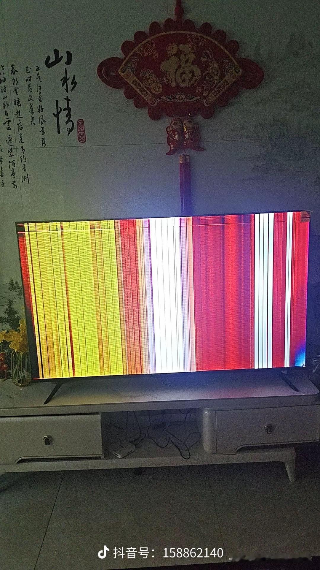 这个电视花屏很有特点，这种问题就是屏短路，导致VGH电压被拉低所致。因为屏幕右下