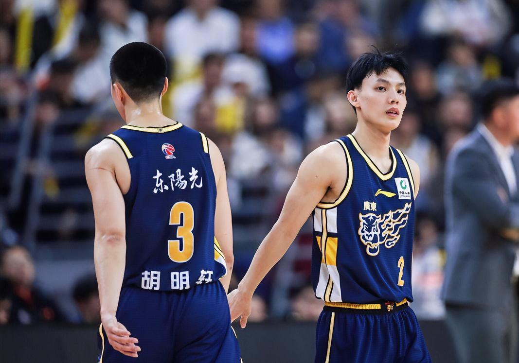 徐杰：CBA全明星票王、CBA全明星MVP，被一年级新秀打爆啦？？？
胡明轩：C