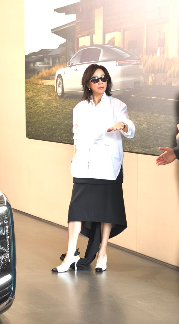 余承东上海交付新车 上海这场交付现场看点满满，余承东亲自完成新车交付，现场汇聚各