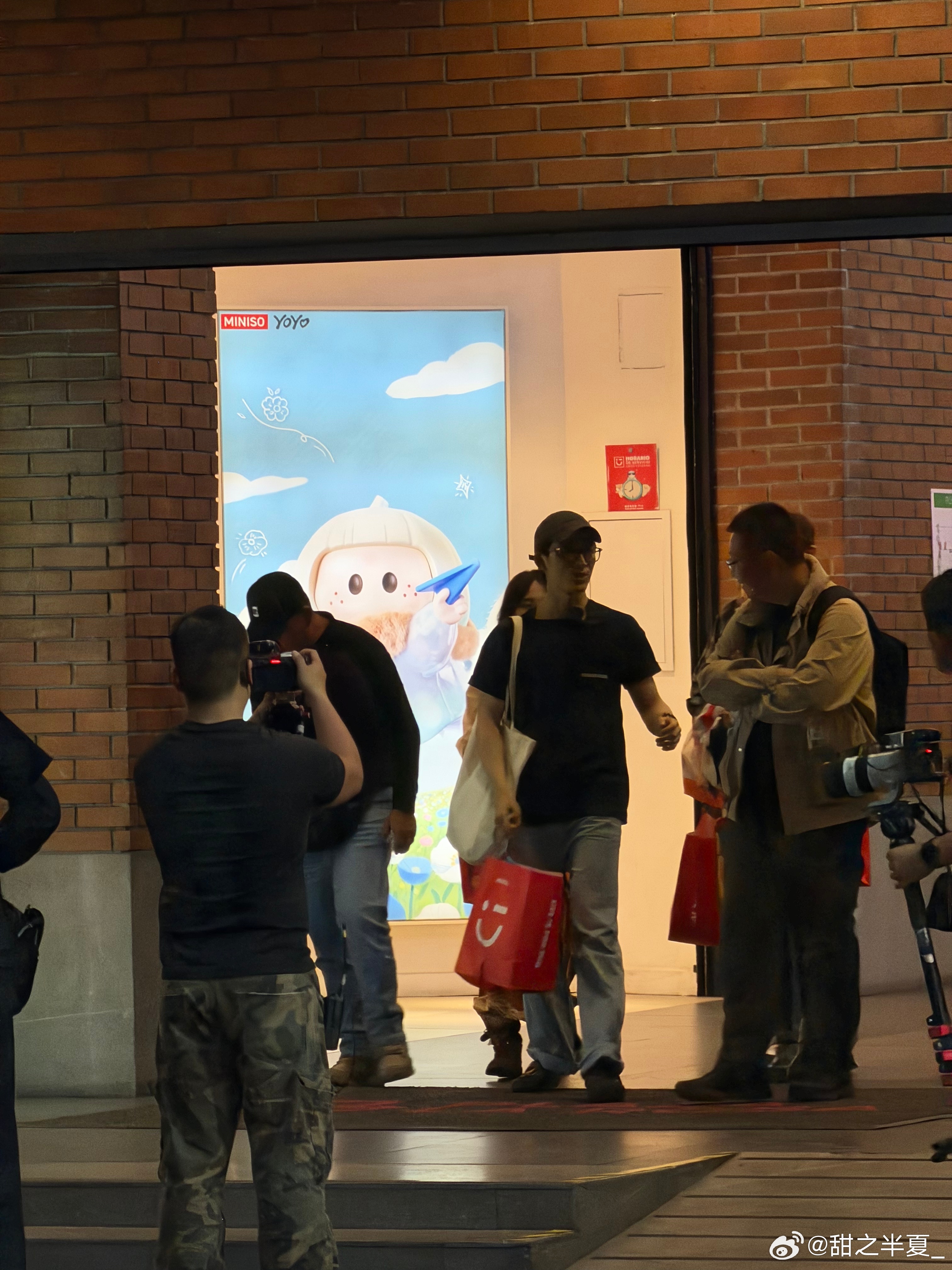邓为墨西哥逛街背雷霆大包邓为王星越墨西哥逛街路透出圈，俩人直奔名创优品采购，邓为