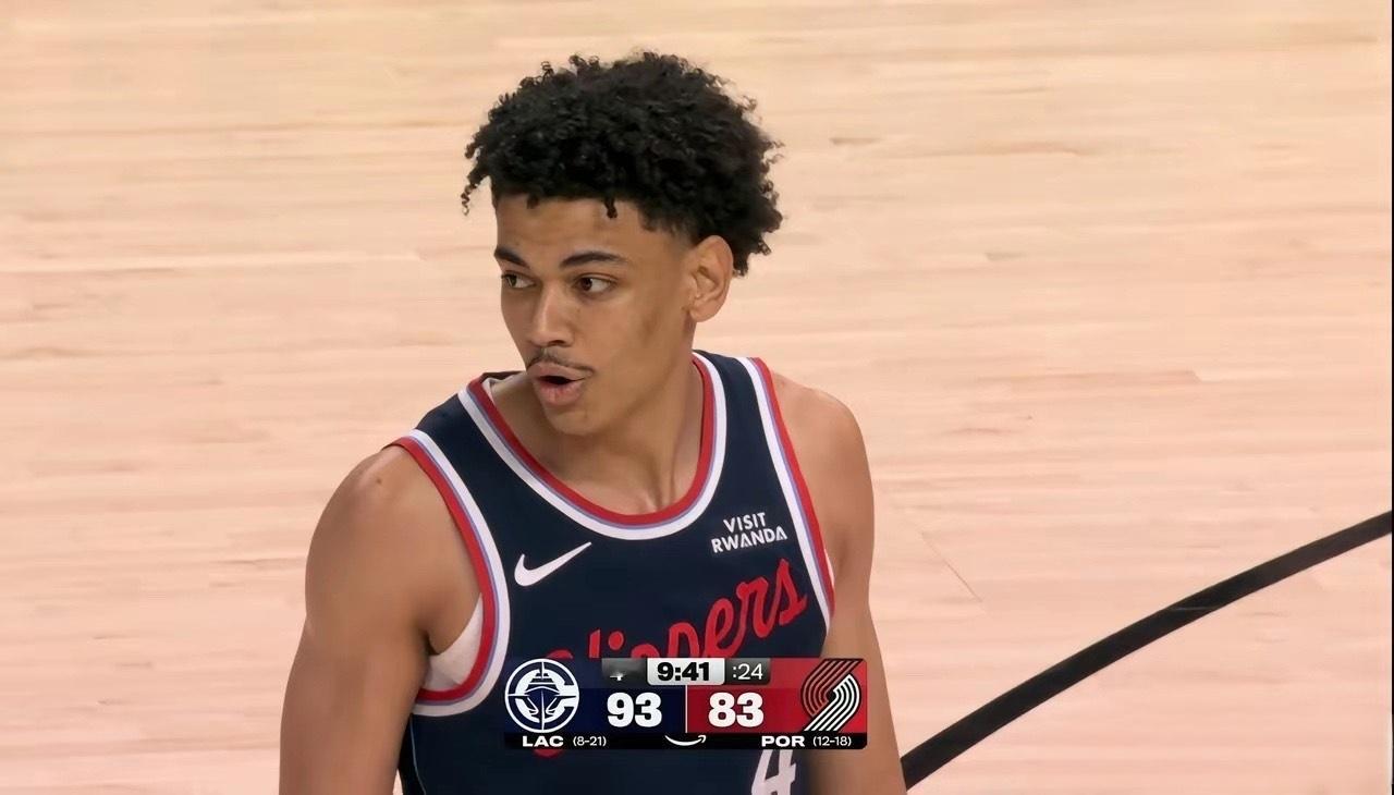 强烈建议快船重点培养新秀桑德斯！在今天快船客场以119：103大胜开拓者的比赛，