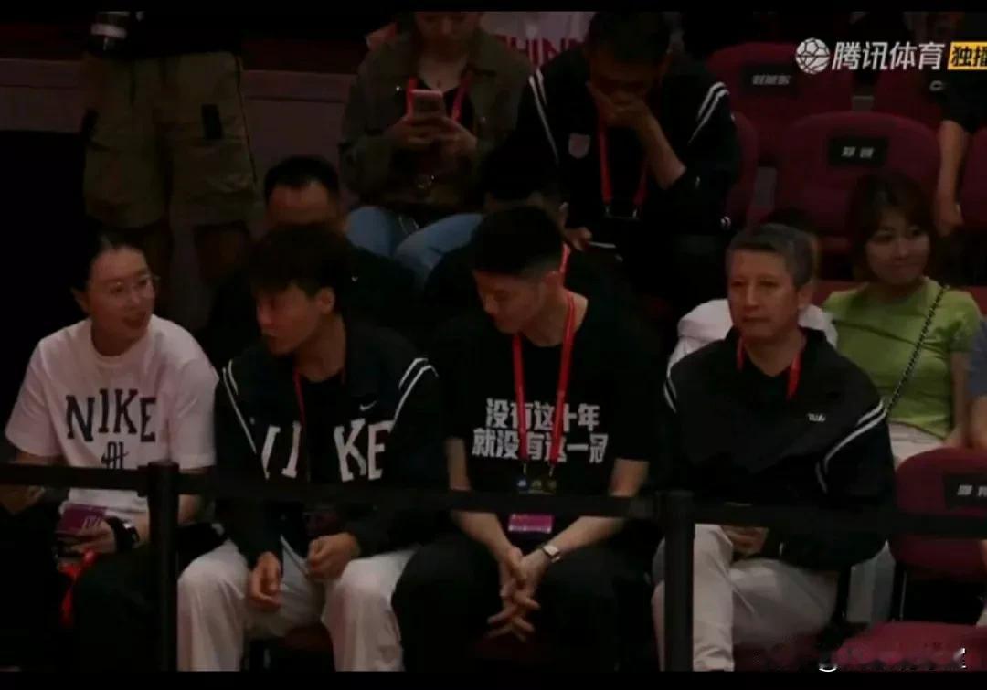中国男篮主教练郭士强携男篮球员胡金秋和赵睿观看耐高全国总决赛女子组清华附中对阵深