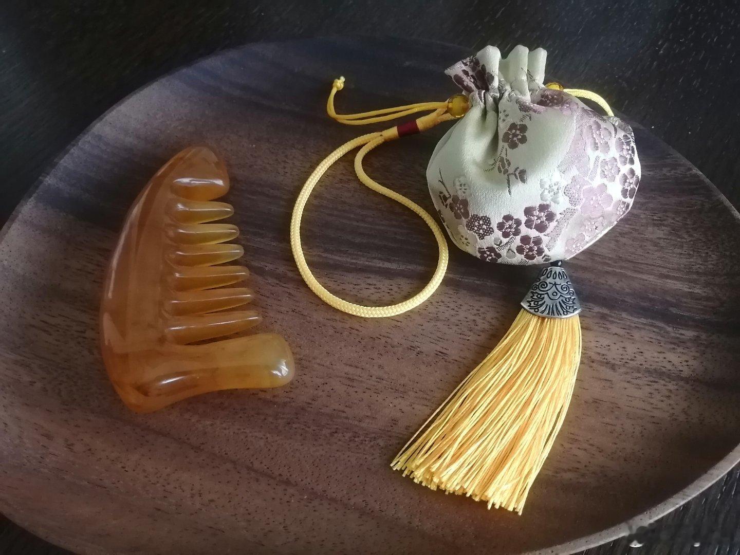 最近这两件物什最旺我 我后来才发现：这个经络梳是天然树脂的。同形状的，线上我目前