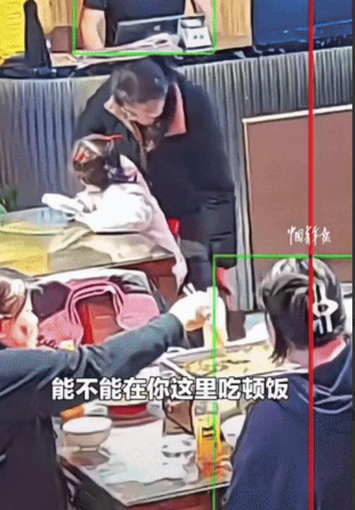 泪目了。山东，一位母亲给孩子看完病后，身无分文，走进餐馆怯生生地对老板说：“能不