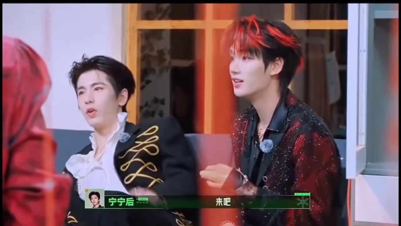 张凌赫丁程鑫教刘宇宁转呼啦圈开始推理吧张凌赫丁程鑫玩转呼啦圈得心应手，主动带着刘