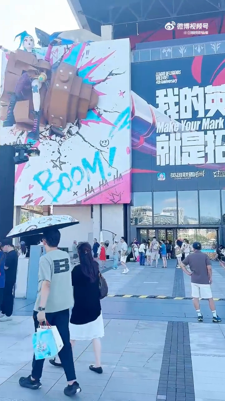 在上海路边偶遇巨型金克丝 城市街角空降巨型金克丝雕塑，破碎墙体的设计极具画面故事