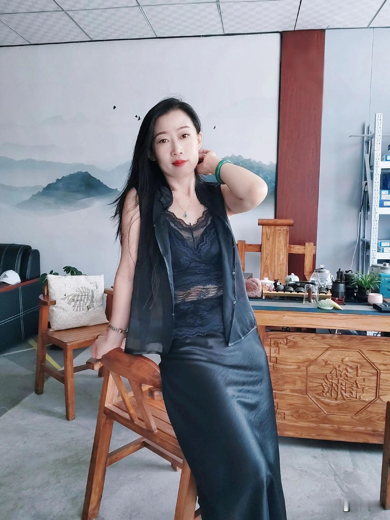 优雅黑裙与自然山水的完美融合，静享悠然时光。