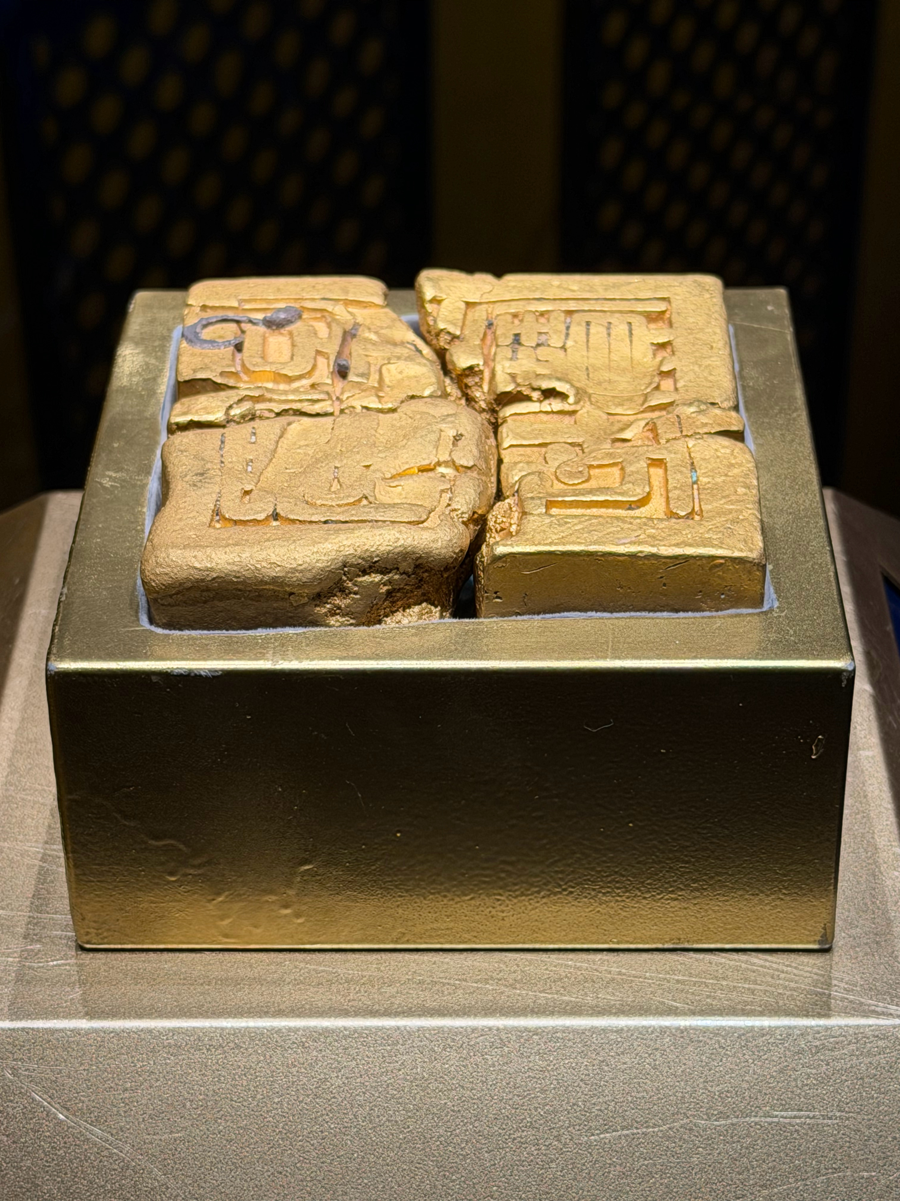 🔻镶嵌了一枚耳环的蜀世子宝印，和镶嵌了两枚鹅卵石的凤渚印，这都是自然的伟力。 