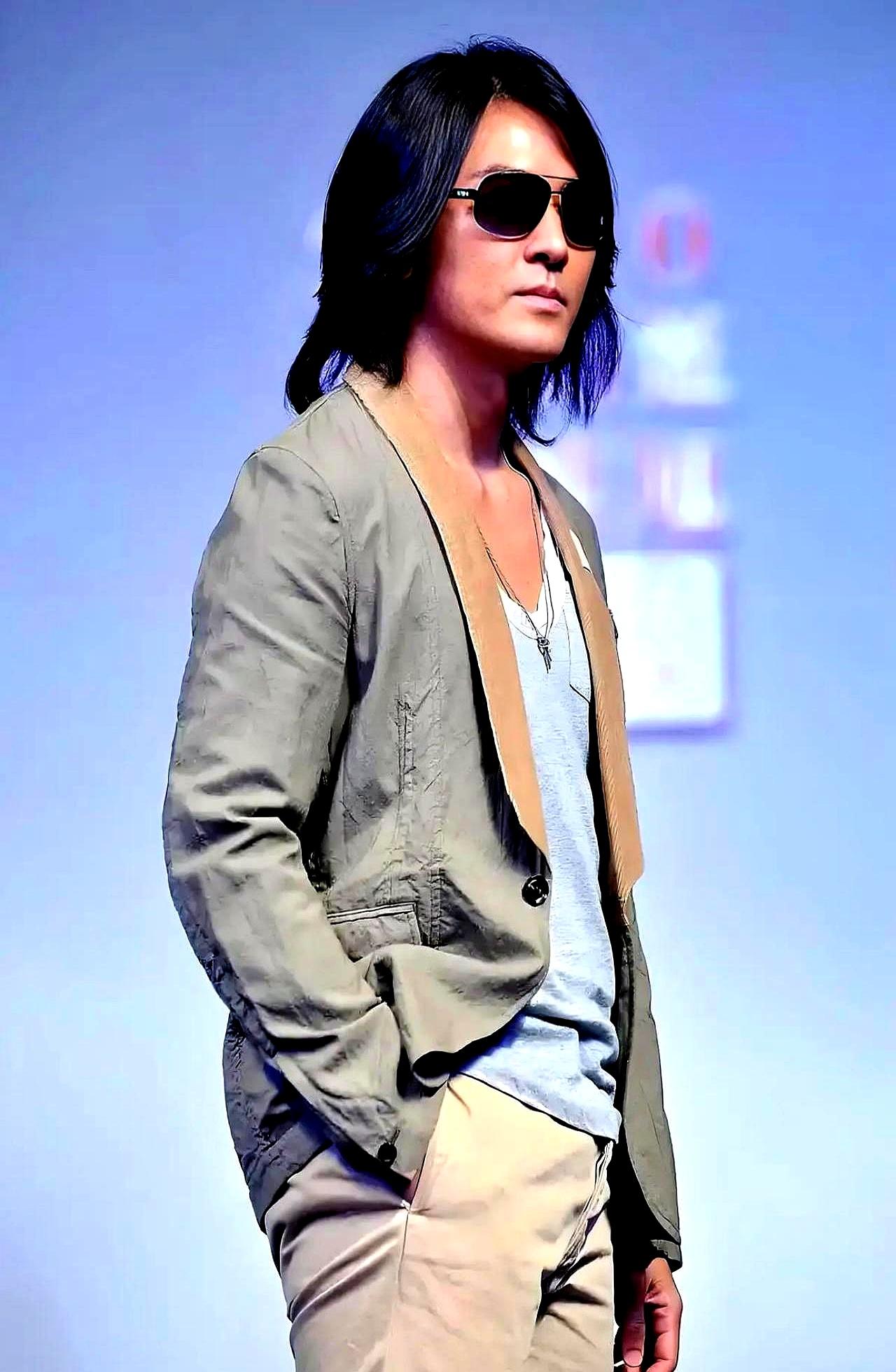 郑伊健现在估计特别想哭吧。
 

好兄弟陈小春在沈阳领着几万人大合唱，他自己却默